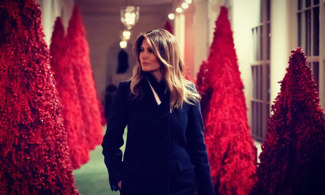 Melania Trumps viser fram juledekorasjonene i Det hvite hus
